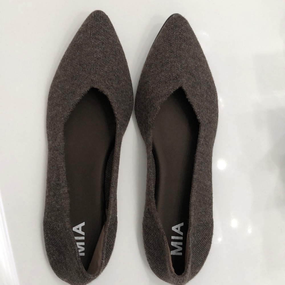 Mia brown flat